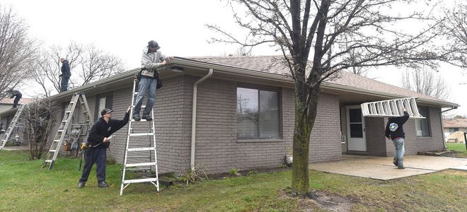Monroe News Photo by Tom Hawley
Alloy Gutter Inc. of Taylor placing new gutters onto Village Pines apartments in Monroe