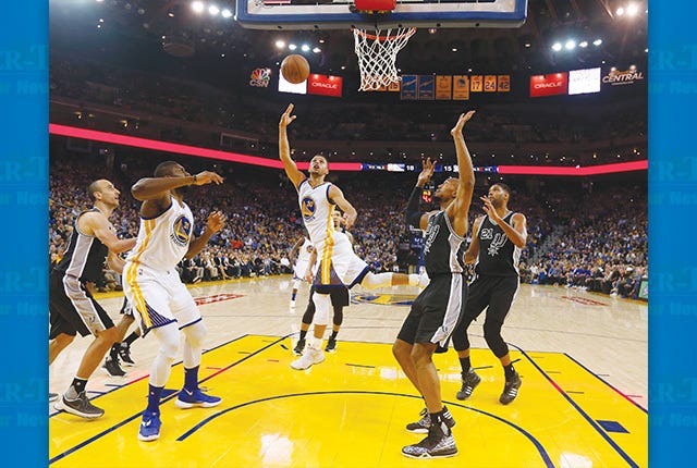 Golden State Warriors' Stephen Curry (30) takes a shot against the San Antonio Spurs in the first quarter on April 7, 2016 at Oracle Arena in Oakland, Calif. The Warriors won 112-101. (Nhat V. Meyer/Bay Area News Group/TNS)