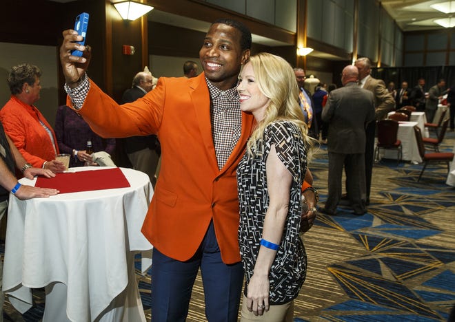 Dee Brown takes a selfie with Courtney Westlake before the Springfield Sports Hall of Fame banquet Monday night at the Crowne Plaza. TED SCHURTER/THE STATE JOURNAL-REGISTER