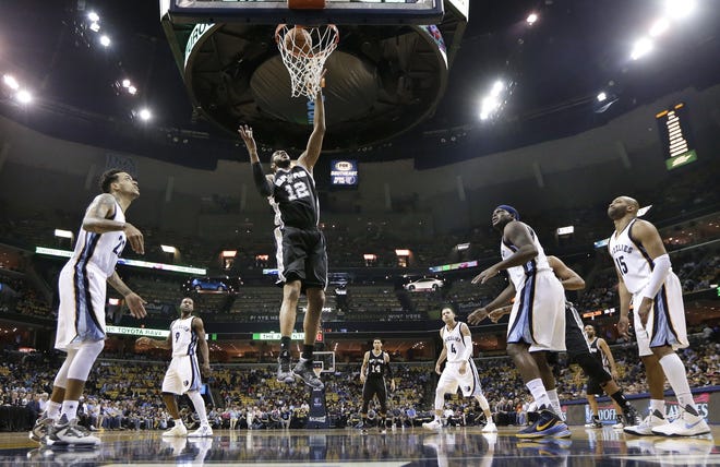 San Antonio's LaMarcus Aldridge scores against Memphis. The Associated Press