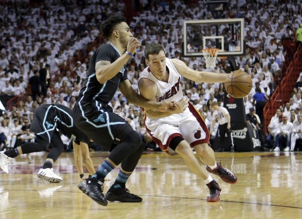 The Heat's Goran Dragic drives past the Hornets' Courtney Lee in the second half. Dragic led the Heat with 25 points.