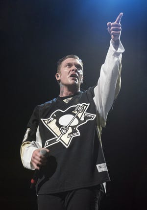 Shinedown singer Brent Smith rocked a Beau Bennett replica Penguins jersey during his hard-rock band's Consol Energy Center show Monday.