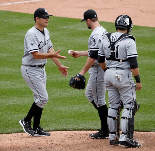 Chicago White Sox manager Robin Ventura, left, takes the ball from relief pitcher David Robertson as he makes pitching change during the ninth inning of a baseball game against the Kansas City Royals Saturday, May 28, 2016, in Kansas City, Mo. The Royals won 8-7. (AP Photo/Charlie Riedel)