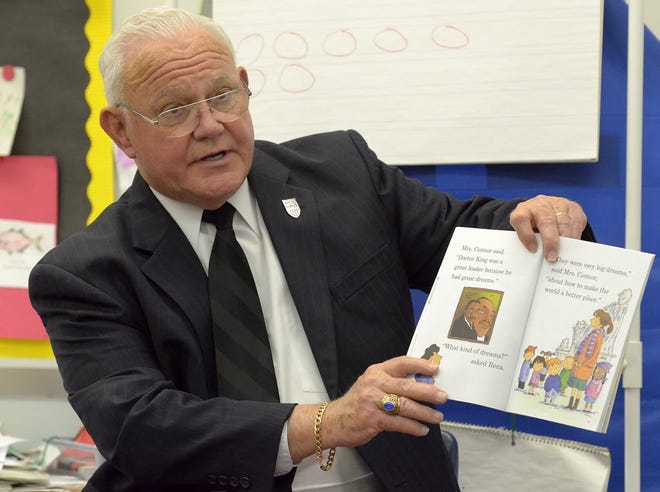 Polk County Commissioner Ed Smith reads to kindergarten students at Eagle Lake Elementary School in 2011.
