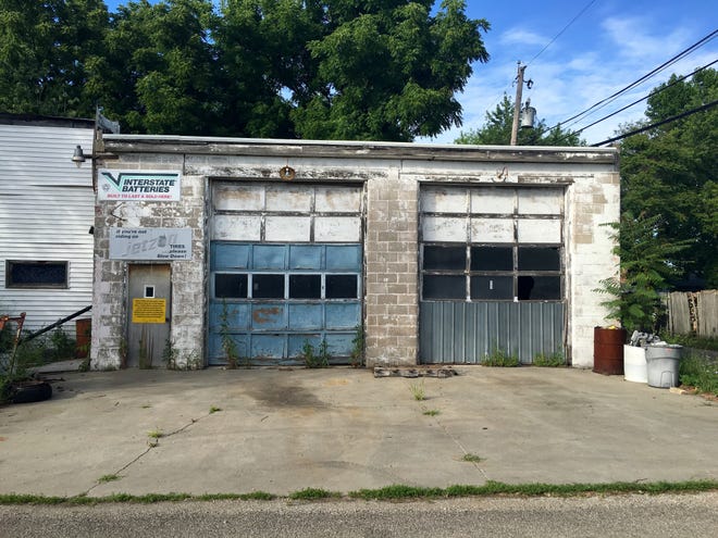 The former auto repair shop behind the home at 1402 N. Kickapoo Street in Lincoln. The City will vote next week on demolishing that, the house with the same address and another residence at 512 N. Monroe Street. Photos by The Courier.