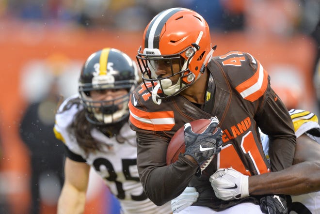 Former New Smyrna Beack star Raheem Mostert (41) returns a kickoff for the Cleveland Browns against the Pittsburgh Steelers during January 3, 2016 game. Associated Press/David Richard