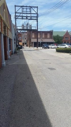Photo of the alley behind the businesses on Broadway street in Lincoln.