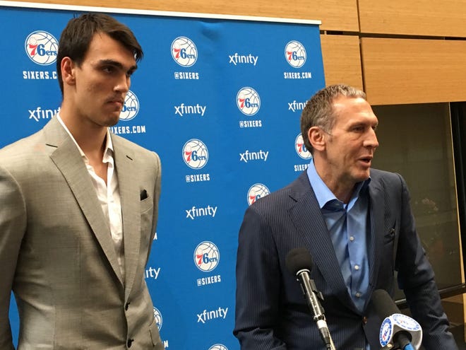 Sixers rookie Dario Saric (left) listens as president of basketball operations Bryan Colangelo during Friday's introductory news conference.