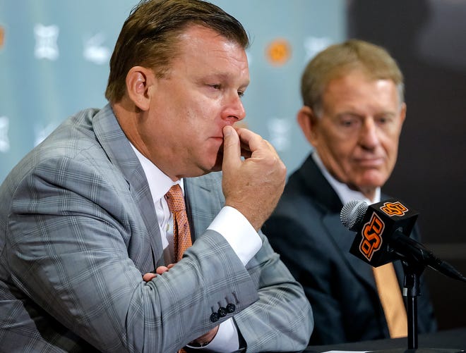 Brad Underwood and Mike Holder sit together at a press conference last year. (Photo by Chris Landsberger)