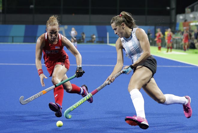 Argentina's Martina Cavallero (right) fight for the ball against United States' Lauren Crandall, of Doylestown, during a women's field hockey match at 2016 Summer Olympics in Rio de Janeiro, Brazil, Saturday, Aug. 6, 2016. (AP Photo/Hussein Malla)