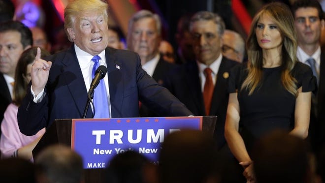 El aspirante republicano a la presidencia, Donald Trump, habla durante una rueda de prensa el martes 26 de abriil de 2016 en Nueva York, con su esposa Melania Trump a la derecha. (AP Foto/Julie Jacobson)