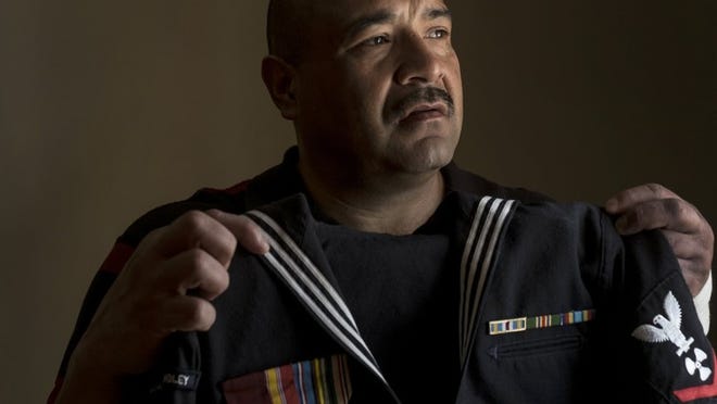Frank de la Cruz, de 46 años, posa con su uniforme de la Armada de Estados Unidos. De la Cruz es un veterano de la Guerra del Golfo Pérsico, quien fue deportado a México por conducir ebrio. RODOLFO GONZÁLEZ / ¡AHORA SÍ!