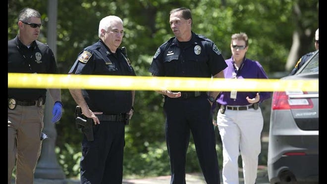 Agentes policiales conversan cerca de donde fue encontrado el cuerpo de una mujer en el arroyo Waller, al interior de la Universidad de Texas en Austin (UT), el martes 5. DEBORAH CANNON / ¡AHORA SÍ!