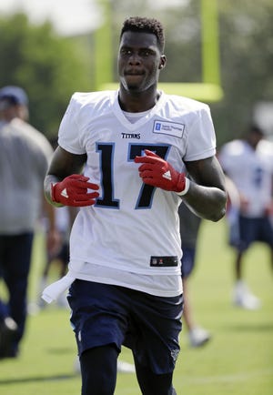 (File) New Eagles receiver Dorial Green-Beckham is progressing slowly, but the team can hope that someday he may be able to go "down the chimney" like former great Harold Carmichael.