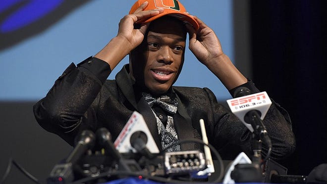 Wellington wide receiver, Ahmmon Richards, announced his college decision to play for the University of Miami and signed his letter of intent at Wellington High School in Wellington, February 3, 2016. (Daniel Owen / The Palm Beach Post)