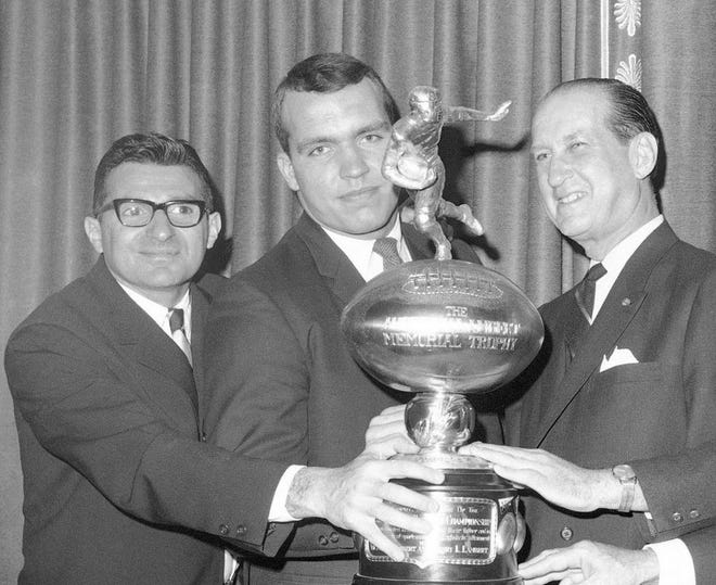 Penn State college football team co-captain Bill Lenkaitis, center, is flanked by Penn State head coach Joe Paterno, left, and Henry Lambert, right, during the presentation of the Lambert Trophy to Penn State, in New York in 1967. Lenkaitis, who went on to play for the Patriots, died Saturday,