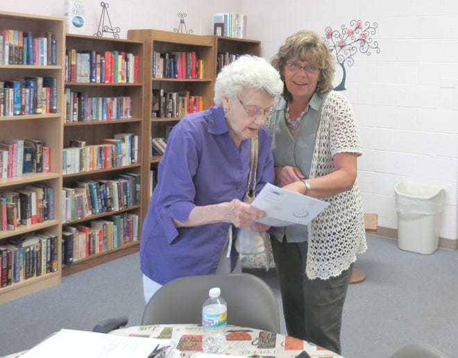 Tammy Jewell talks with Ruth Gigax at an Alzheimer's support group meeting. COURTESY PHOTO