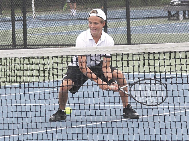 Sturgis’ Zach Perry returns a shot in his three singls match Thursday. Perry won his match, 6-0, 6-1.