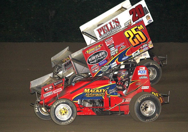 Ken Mackey (25m) battles with Andy Chehowski for the race lead during Saturday night's feature. ANDY BARRAND PHOTO