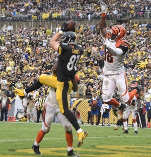 Pittsburgh Steelers tight end Jesse James (81) catches a pass in the end zone for a touchdown against the Bengals on Sunday. (AP Photo/Don Wright)