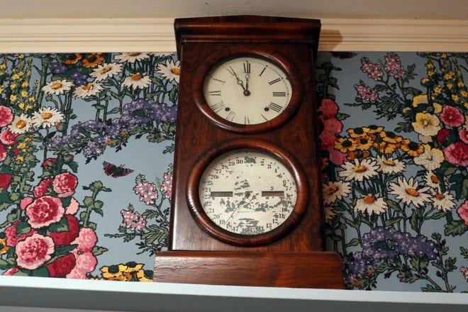 This clock from the Seth Thomas Co. features dials for the hour and for days of the month.