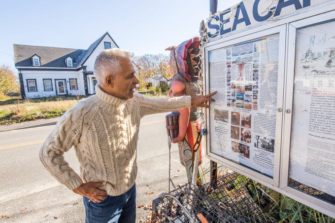 Dominic Alessandra explaining the significance of historic "Sea Captains Row" on Pleasant Street last year. PATRIOT FILE PHOTO BY ALAN BELANICH