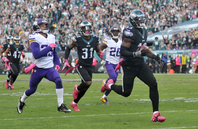 Eagles wide receiver Josh Huff takes a kickoff return to the house against the Vikings on Sunday, Oct. 23, 2016.