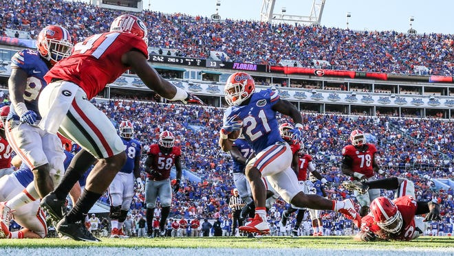 Florida Gators running back Kelvin Taylor (21) runs the ball 3 yards for a touchdown against the Georgia Bulldogs during the second quarter of NCAA football action at EverBank Field in Jacksonville, Saturday, October 31, 2015. (Gary McCullough/For The Florida Times-Union)