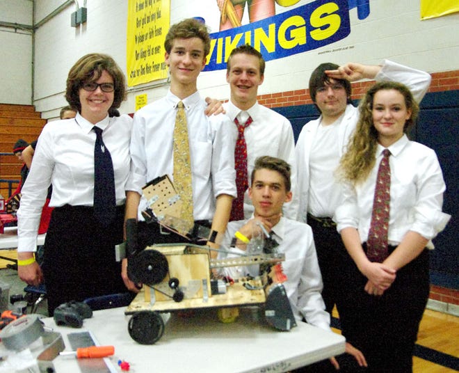 Robot drivers and spotters - with their robot SnapDragon - from left to right: Sarah Alcorn, Canyon Kearney, Phil Alcorn, Hayden Bridges, Caedmon Knapp and Cashlyn Kearney.