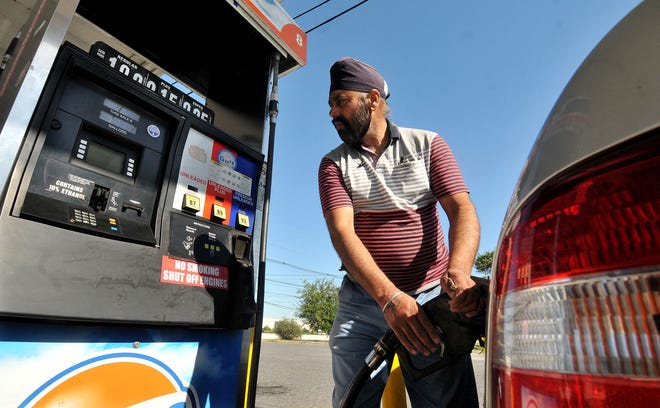 Singh Mamjinder, a gas attendant at the Gulf gas station on Route 130 in Willingboro, fills up a customer’s car on Wednesday, Oct. 5, 2016.