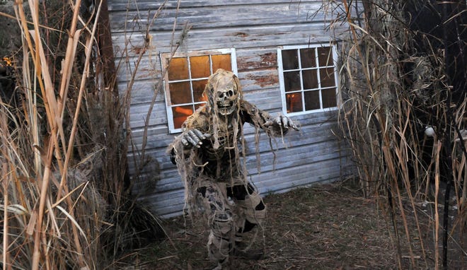 “Swamp Mummy” Billy Gartside roamed around a haunted house on East 49th Street. (Photos by Carl Elmore/For the Savannah Morning News) y