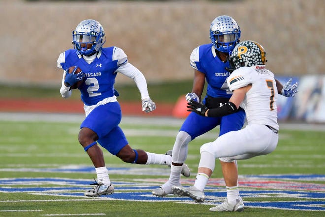 Estacado Matadors Tyrese Nathan (2) carries the ball during the game against the Pampa Harvesters Thursday, Oct 20, 2016 at Plains Capitol Park-Lowery Field in Lubbock, Texas. (John Weast/AJ Media)