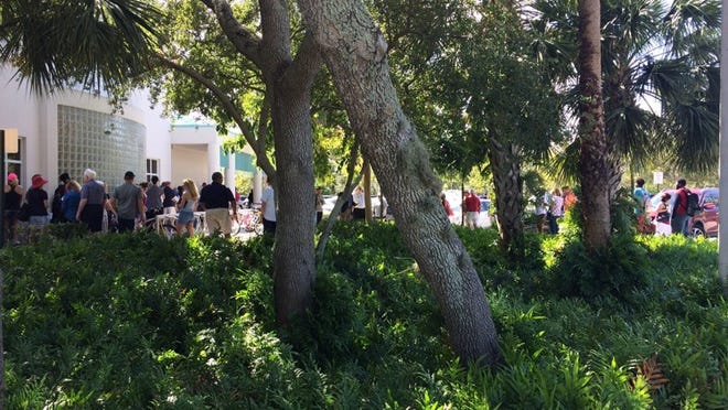 People have waited in line for about 45 minutes to an hour to vote early at the Palm Beach Gardens branch of the Palm Beach County library. This was the line Tuesday in the early to mid-afternoon. (Sarah Peters/The Palm Beach Post)