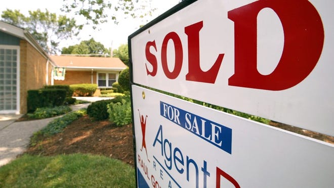 PARK RIDGE, IL - JULY 27: A "SOLD" sign is visible atop a realtor's "FOR SALE" sign in front of a single-family home July 27, 2004 in Park Ridge, Illinois. Sales of existing homes in the U.S. reached a record high in June. (Photo by Tim Boyle/Getty Images)