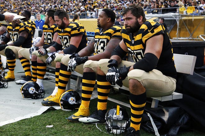 Steelers offensive linemen, including David DeCastro (far right), sit on the sideline on Nov. 1 2015. DeCastro said the locker room is a little more on edge.