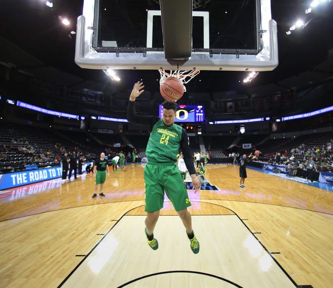 Dillon Brooks dunks during a shoot around on the eve of the first round of the NCAA Basketball Tournament in Spokane. (Chris Pietsch/The Register-Guard)