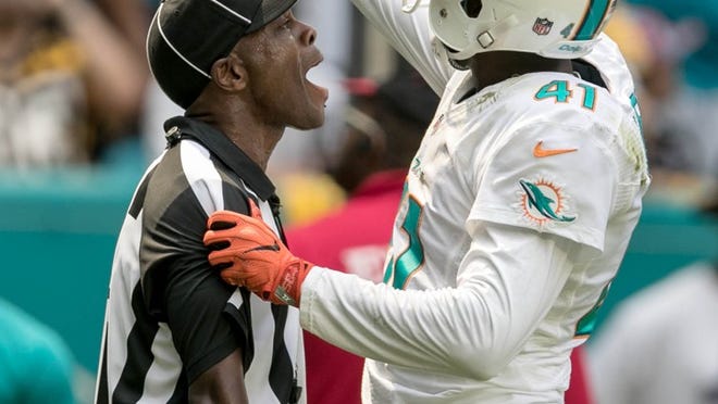 Miami Dolphins cornerback Byron Maxwell (41) complains to field judge Dale Shaw (104) after the Steelers completed a two-point conversion in the first quarter at Hard Rock Stadium in Miami Gardens, Florida on October 16, 2016. (Allen Eyestone / The Palm Beach Post)