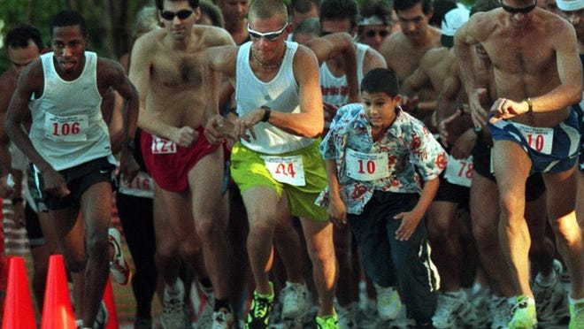 11/20/99- Delray Beach-- Greg Burke (CQ), left, starts off with other runners at the 5K Turkey Trot benefiting the Keith Straghn (CQ) Feed the Hungry Thanksgiving Drive Saturday morning in Delray Beach. Burke went on to win the race. Photo by Callie Lipkin/Staff 2c pagetwo 11.21.99 dti 4 inchs by 2.89 inches. 4:44 p.m.