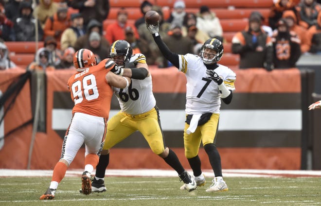 Steelers guard David DeCastro (66) blocks for quarterback Ben Roethlisberger (7) during an NFL football game against the Cleveland Browns in Cleveland, Sunday. The Steelers won 24-9.