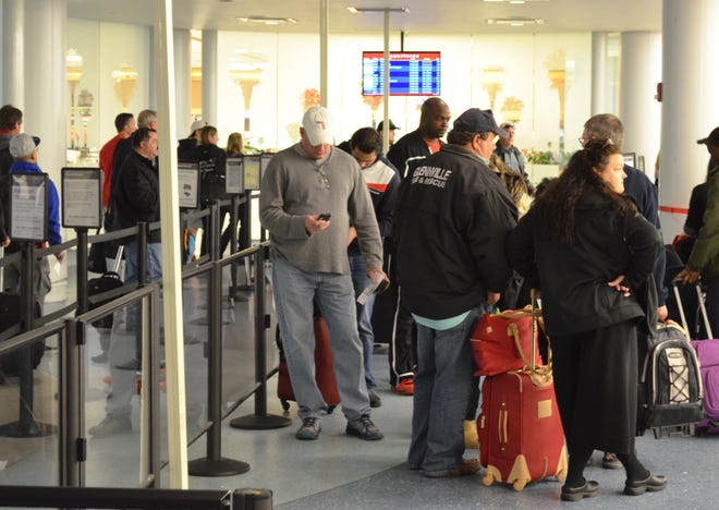 Air travellers wait in line at the TSA security checkpoint at Jacksonville International Airport on the Friday before Thanksgiving in 2014. (Dan Scanlan/Florida Times-Union)