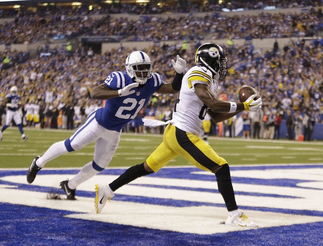 Steelers' Antonio Brown (84) makes a 33-yard touchdown reception against Indianapolis Colts' Vontae Davis (21) during the first half of an NFL football game Thursday in Indianapolis.