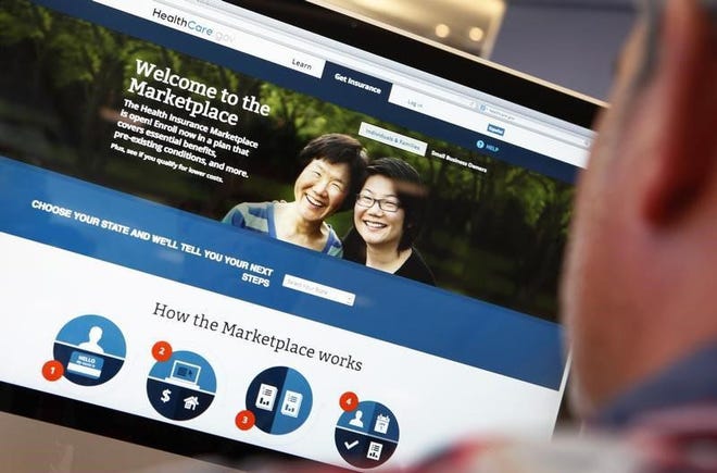 A man looks over the Affordable Care Act  signup page on the HealthCare.gov website in New York in this October 2, 2013 photo illustration. REUTERS/Mike Segar