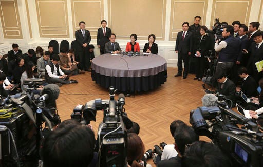 Choo Mi-ae, top center, leader of the main opposition Democratic Party, Park Jie-won, interim leader of the People's Party, and Sim Sang-jung, top center right, head of the Justice Party, attend a meeting at the National Assembly in Seoul, South Korea, Wednesday, Nov. 30, 2016. South Korea's three main opposition parties began talks Wednesday to determine when to try to impeach President Park Geun-hye, dismissing as a stalling tactic her offer to resign if parliament arranges a safe transfer of power. (AP Photo/Ahn Young-joon)