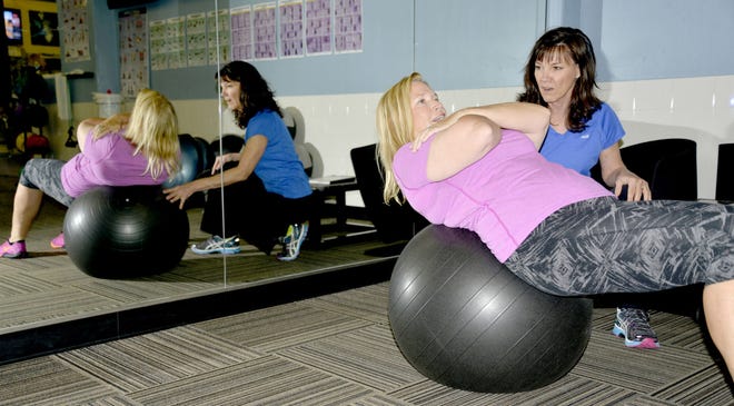Destin personal trainer Glenda Jernigan instructs Diane Neuman during a training session at Destin Health & Fitness Club. SAVANNAH VASQUEZ/THE LOG