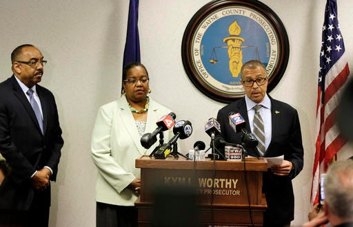 Detroit Police Chief James Craig, right and Wayne State University Police Chief Anthony Holt, left, joined Wayne county prosecutor Kim Worthy during a news conference, Wednesday, Dec. 7, 2016, in Detroit. Prosecutors announced Wednesday they dropped murder charges against DeAngelo Davis in the Nov. 22 killing of Wayne State University Police Officer Collin Rose. (Romain Blanquart/Detroit Free Press via AP)