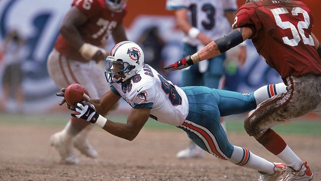 19 Sep 1999: Oronde Gadsden #86 of the Miami Dolphins dives to catch the ball during the game against the Arizona Cardinals at the Pro Player Stadium in Miami, Florida. The Dolphins defeated the Cardinals 19-16. Mandatory Credit: Andy Lyons /Allsport