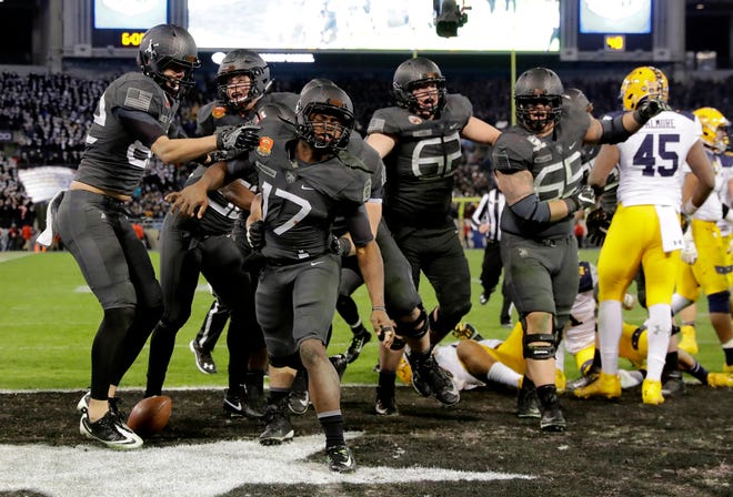Army quarterback Ahmad Bradshaw (17) celebrates his touchdown with teammates in the second half of the Army-Navy game in Baltimore, Saturday, Dec. 10, 2016. Army won 21-17. (Patrick Semansky/AP Photo)