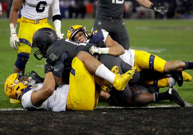 Army quarterback Ahmad Bradshaw, center, falls into the end zone for a touchdown in the second half of the Army-Navy NCAA college football game in Baltimore, Saturday, Dec. 10, 2016. Army won 21-17. (AP Photo/Patrick Semansky)