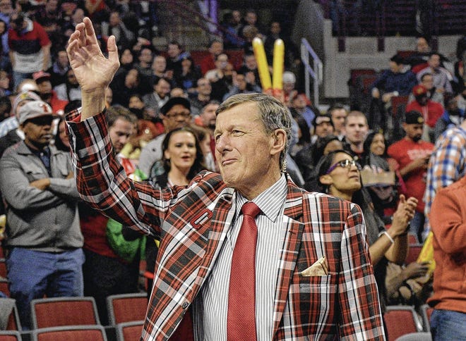 David Banks/AP Longtime NBA sideline reporter Craig Sager acknowledges the crowd during a timeout in a game between the Chicago Bulls and the Oklahoma City Thunder on March 5, 2015, in Chicago. Sager has died after a battle with cancer.
