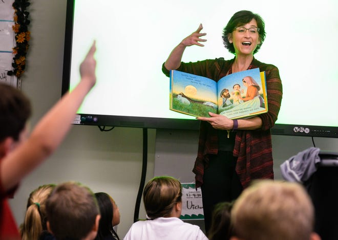 Sandy Waite shares a story with her fourth-grade students at Southside Elementary School in Sarasota. Waite was named Florida Elementary School Literacy Teacher of the Year in November. HERALD-TRIBUNE STAFF PHOTO / DAN WAGNER